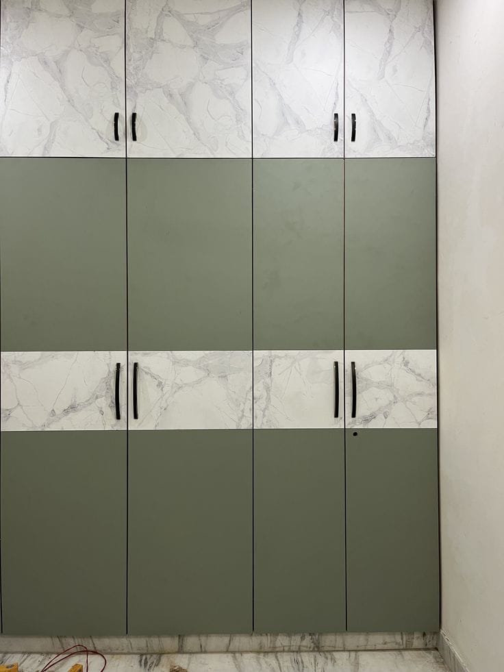 Built-in wardrobe with mirror